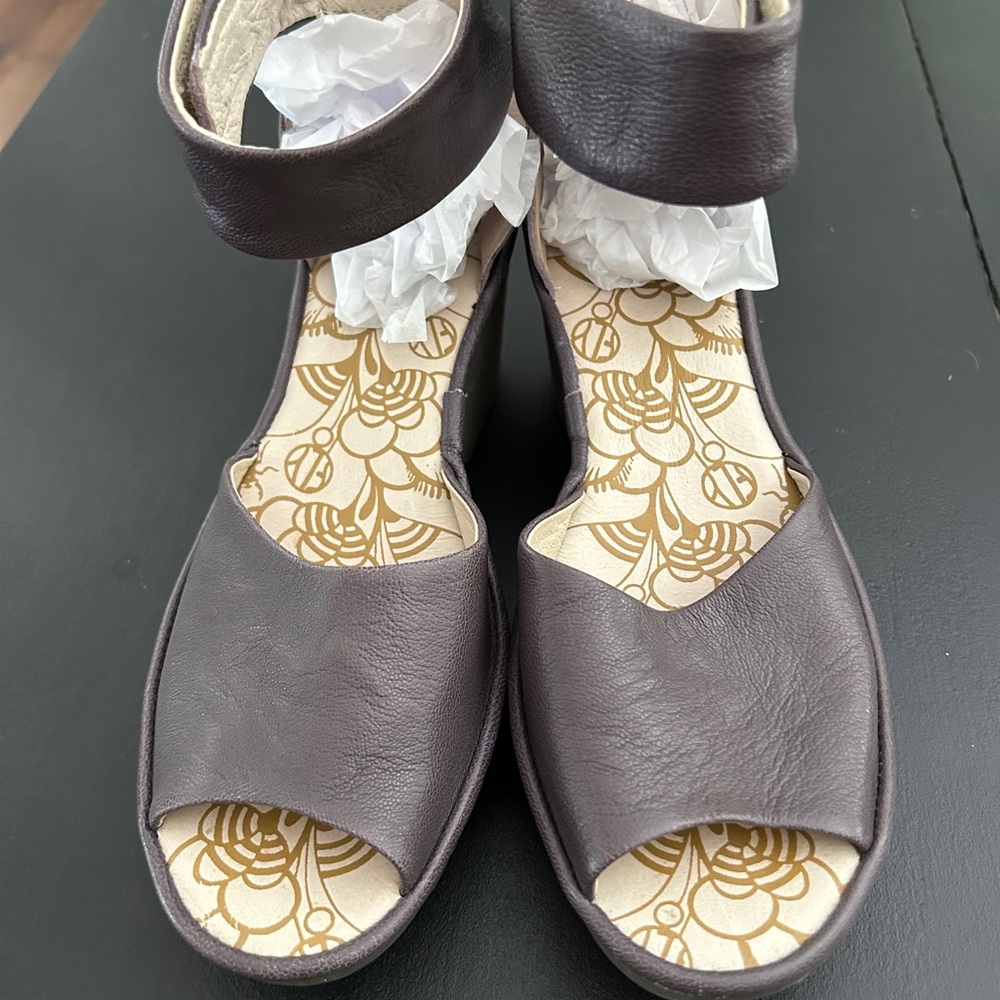 London Fly Wedge Sandals Size 9